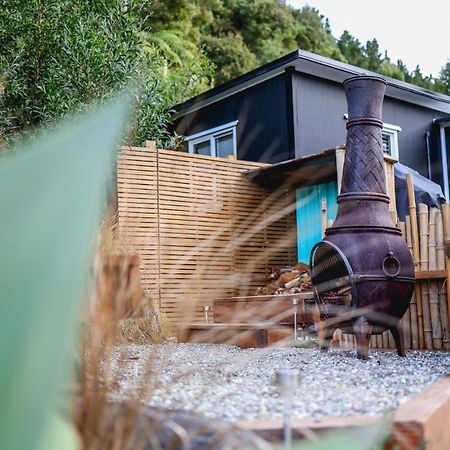 Kaitake Kabana - Unique, Off-Grid, Studio Retreat Oakura Extérieur photo