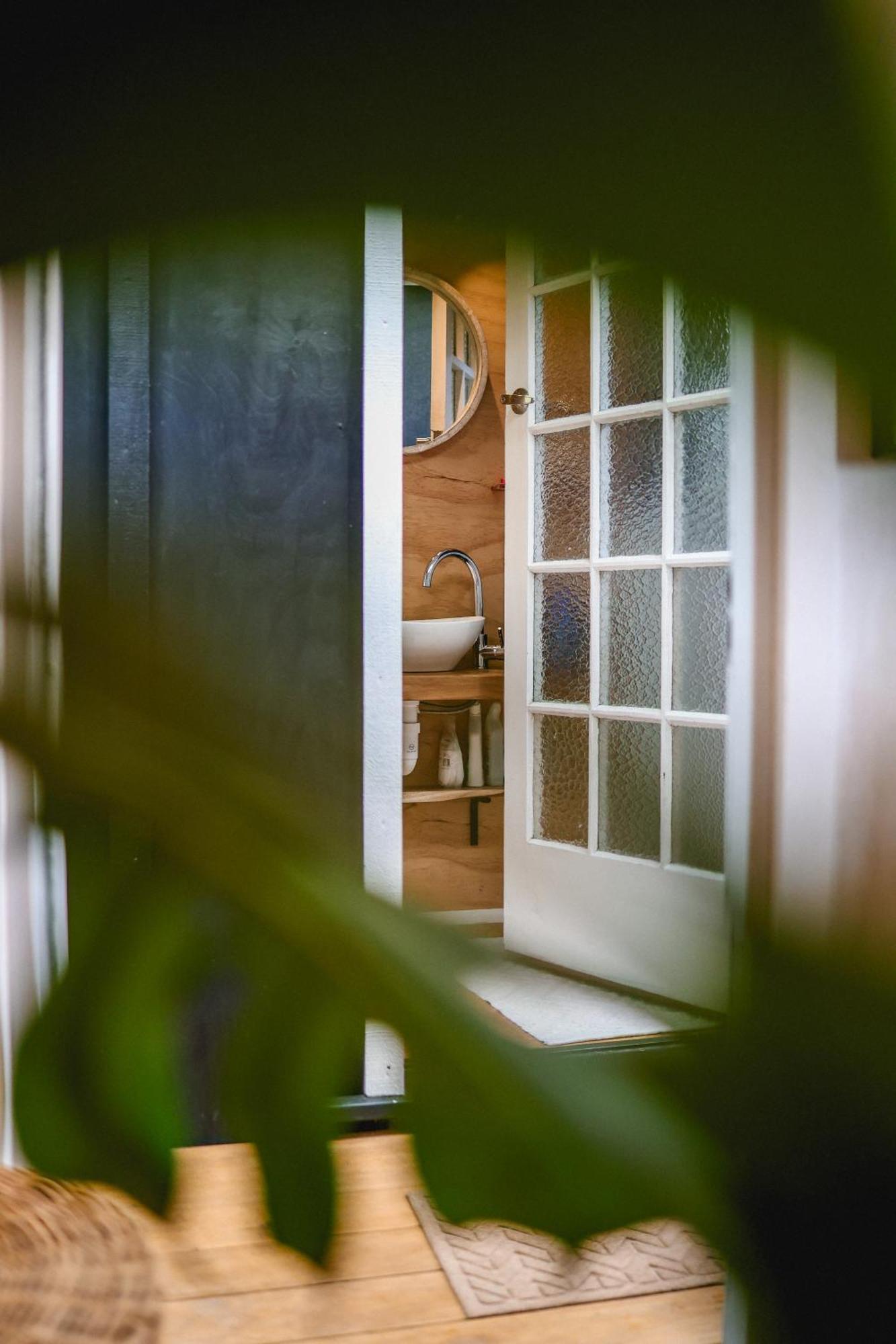 Kaitake Kabana - Unique, Off-Grid, Studio Retreat Oakura Extérieur photo